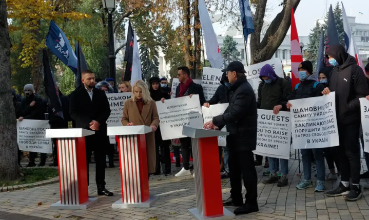 Сотрудники закрытых Зеленским телеканалов напомнили о себе Сотрудники закрытых Зеленским телеканалов напомнили о себе