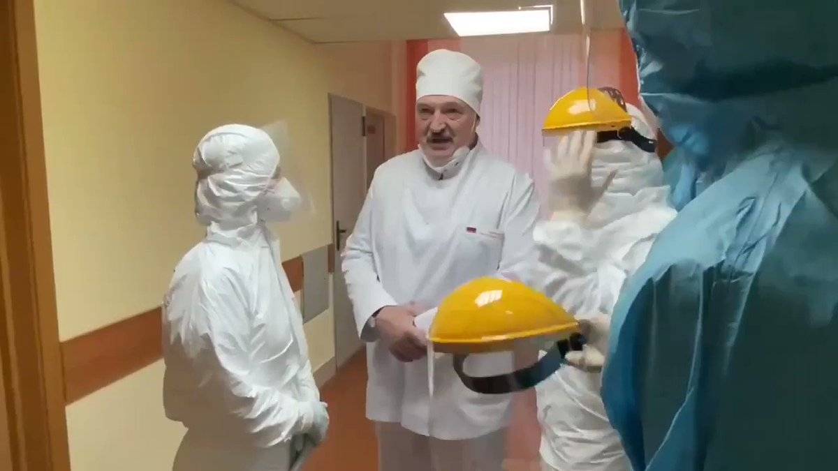 Лукашенко отказался делать прививку российской вакциной