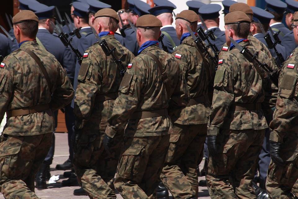 Польский генерал считает, что в Польшу среди нелегальных мигрантов могут проникнуть «зелёные человечки» из России и Беларуси