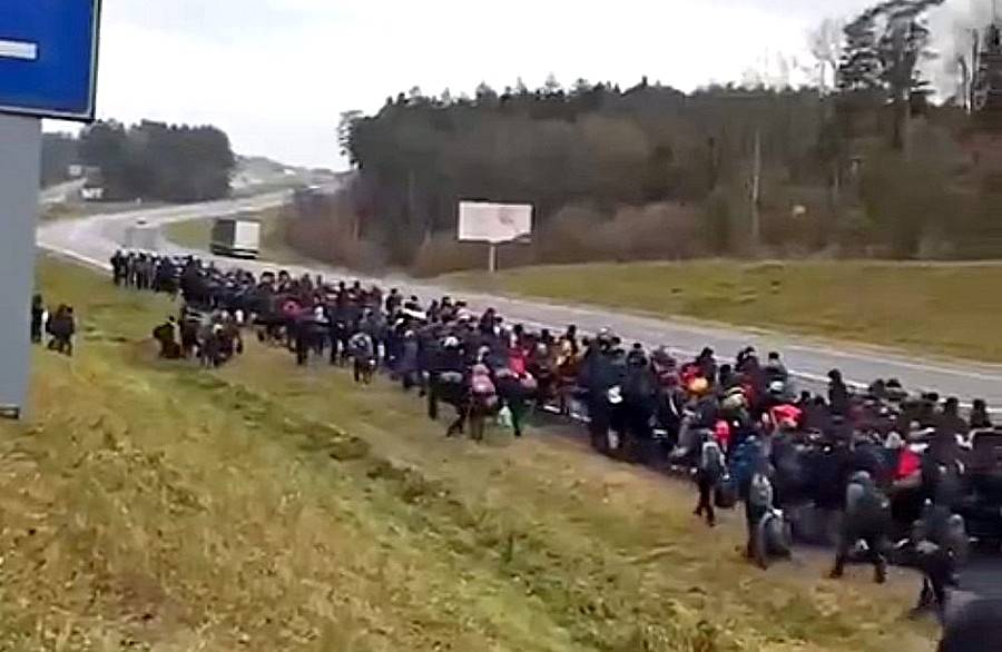 Кадры из Беларуси: толпы мигрантов движутся в направлении Польши, Варшава объявляет боеготовность