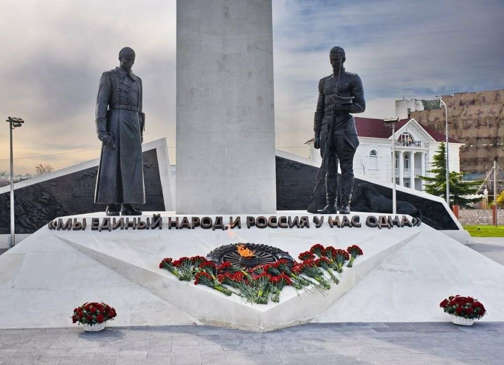 Красные против белых: век прошёл, а бьются до сих пор Красные против белых: век прошёл, а бьются до сих пор