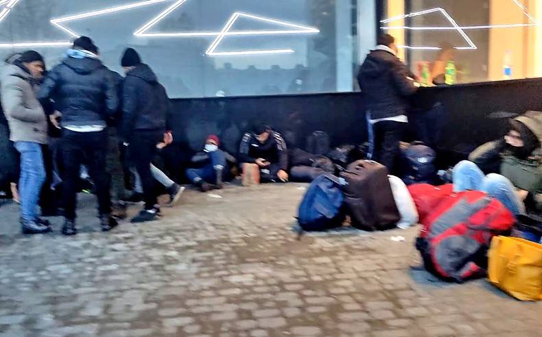 Улицы Минска заполонили мигранты: обосновались в центре города Улицы Минска заполонили мигранты: обосновались в центре города