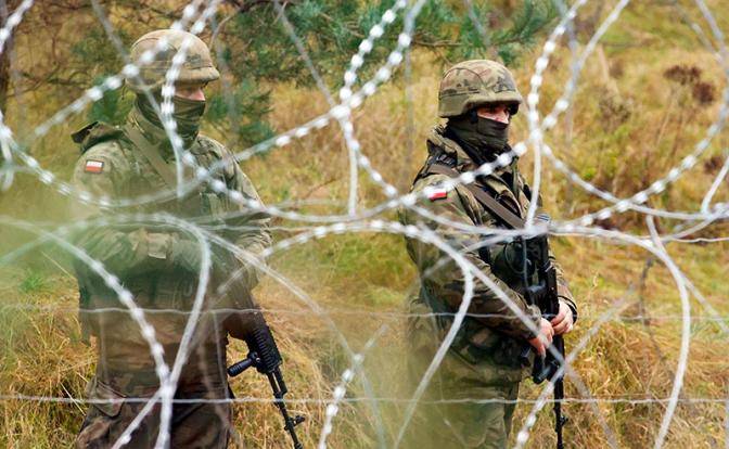 Мигрант в прицеле: Поляки де-факто ввели военное положение Мигрант в прицеле: Поляки де-факто ввели военное положение