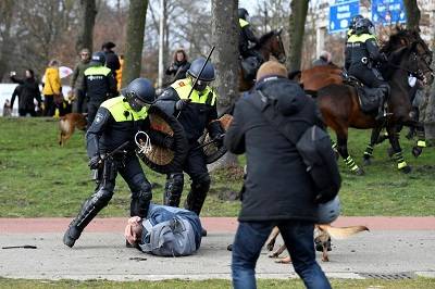 «Демократичная» стрельба по демонстрантам в Нидерландах