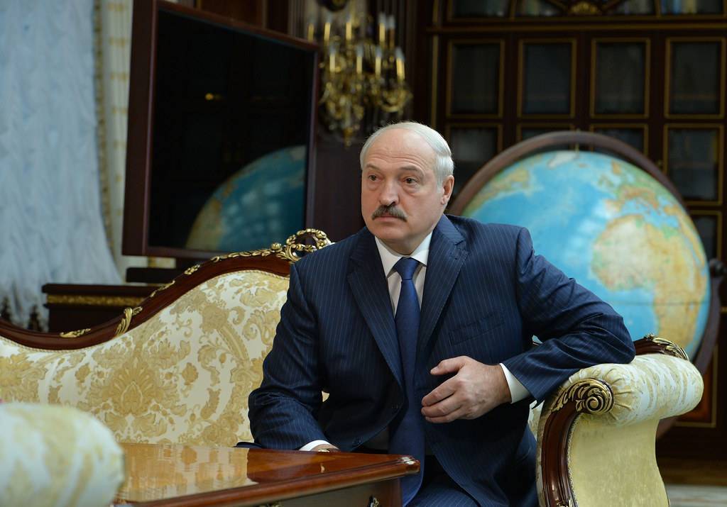 Лукашенко увязал возможность общения с Тихановской с диалогом Путина с Навальным