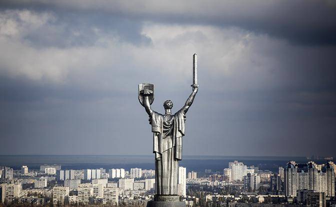 «Родину-Мать» в Киеве декоммунизируют по-европейски «Родину-Мать» в Киеве декоммунизируют по-европейски