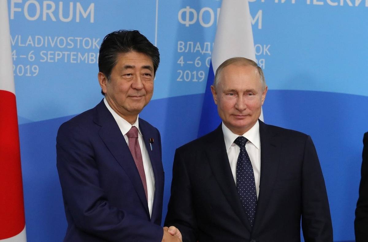 Японские СМИ: премьер Кисида и экс-премьер Абэ поссорились из-за России