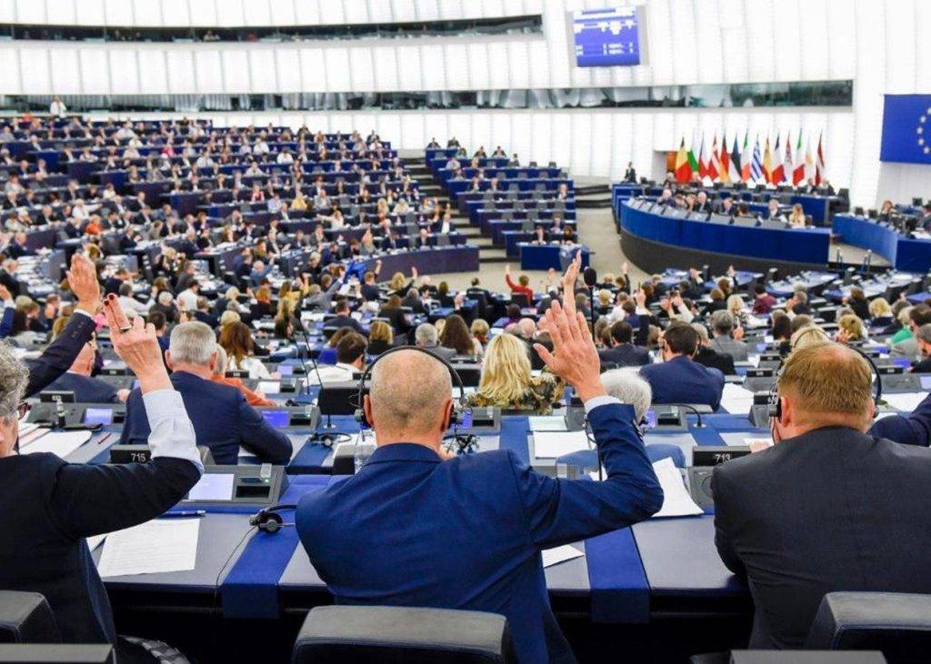 В Европарламенте потребовали «давить на Киев экономически»