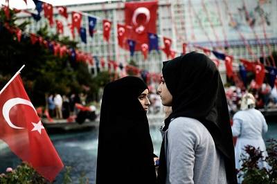 Как правительство Турции навязывает обществу исламские нормы