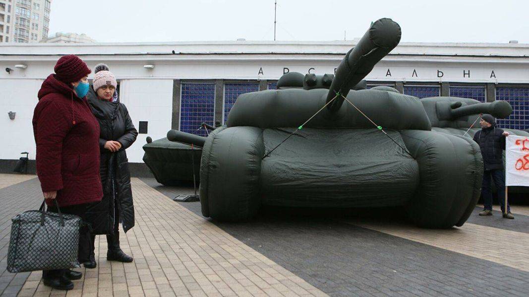 Креатив в Киеве: надувные танки и самоликвидация «Укроборонпрома»
