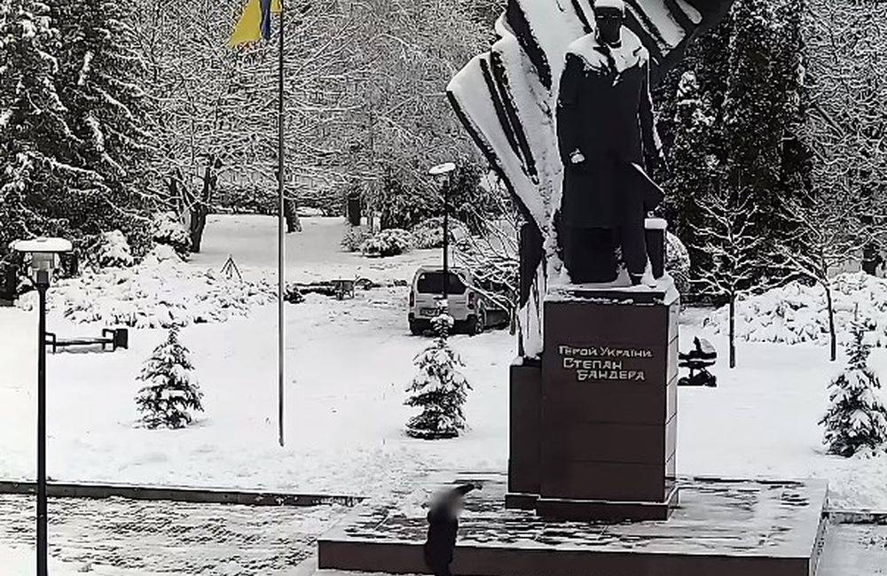 «Степан Андреевич под надежной защитой»: памятник Бандере взяли под охрану