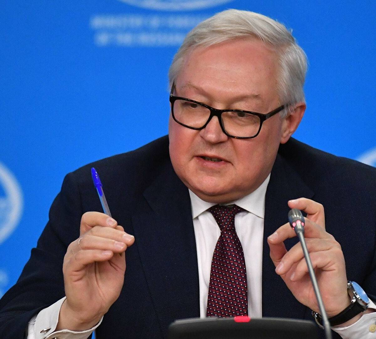 Замглавы МИД Рябков – корреспонденту Bloomberg: «Ваше СМИ как вонючий сыр» Замглавы МИД Рябков – корреспонденту Bloomberg: «Ваше СМИ как вонючий сыр»