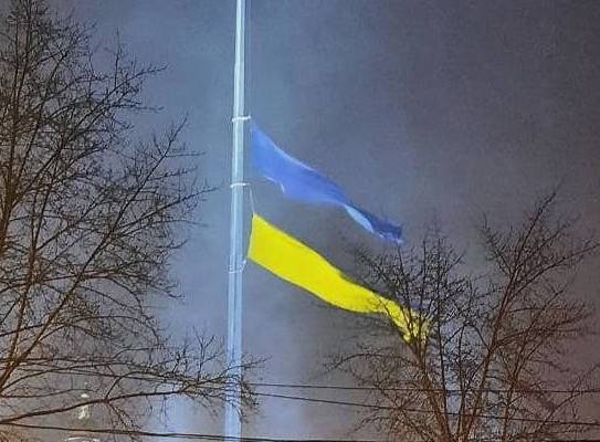Ветер порвал надвое флаг Украины и гигантский баннер Бандеры