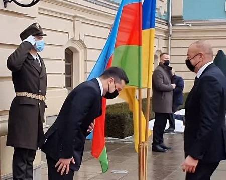 Поклон Зеленского перед Алиевым вызвал бурную реакцию в Сети