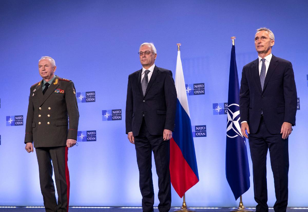 Западные политики осознали необходимость возобновления обсуждения гарантий безопасности с Россией