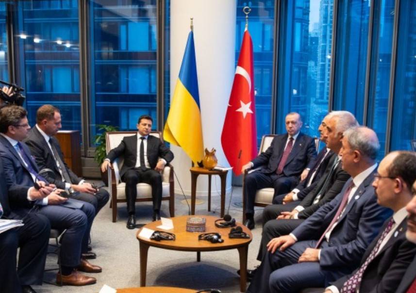 Инициатива Турции о посредничестве в переговорах глав Украины и России вызвала одобрение со стороны офиса Зеленского Инициатива Турции о посредничестве в переговорах глав Украины и России вызвала одобрение со стороны офиса Зеленского