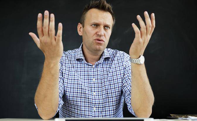 Навальный плюнул в Путина через решётку