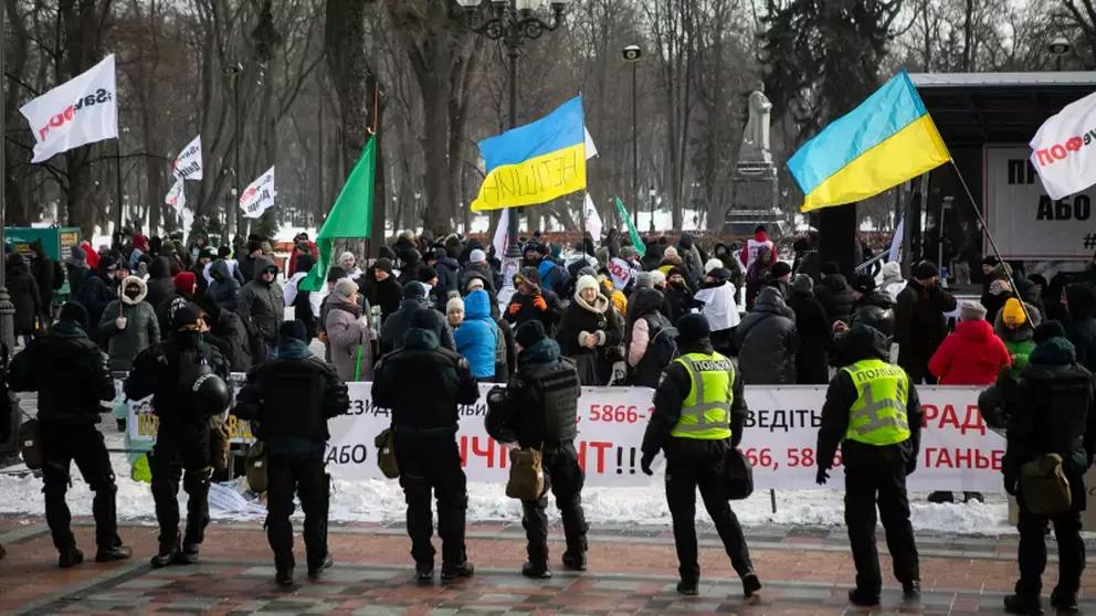 Массовые беспорядки захлестнули Киев: митингующие берут штурмом Раду Массовые беспорядки захлестнули Киев: митингующие берут штурмом Раду