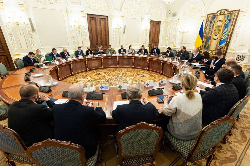 Что стоит за заявлениями Киева о невозможности выполнить Минские соглашения