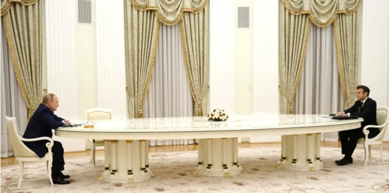 The Guardian раскрыл секрет большого стола Путина