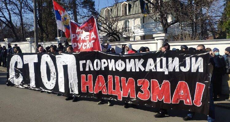 Сербы из Белграда выразили поддержку русским братьям у посольства Украины Сербы из Белграда выразили поддержку русским братьям у посольства Украины