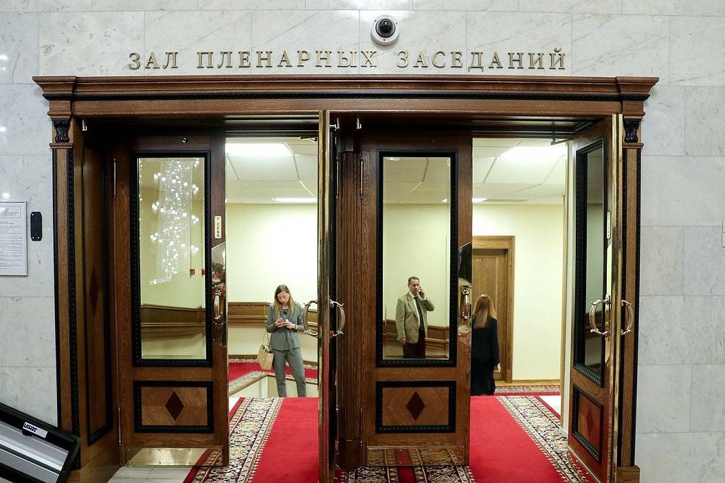Госдума проголосовала по вопросу обращения к президенту о признании республик Донбасса