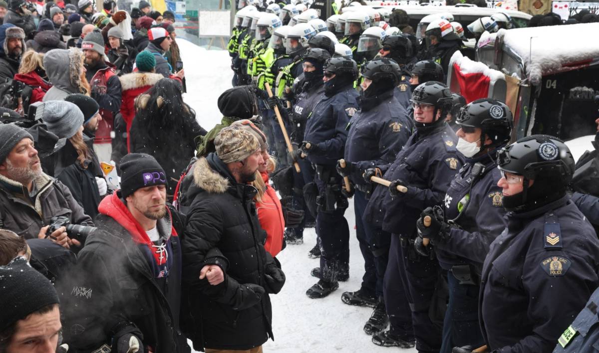 Канада: введено военное положение, полиция арестовала лидеров протеста