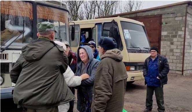 Украинские националисты создают «живые щиты» из мирного населения Украинские националисты создают «живые щиты» из мирного населения