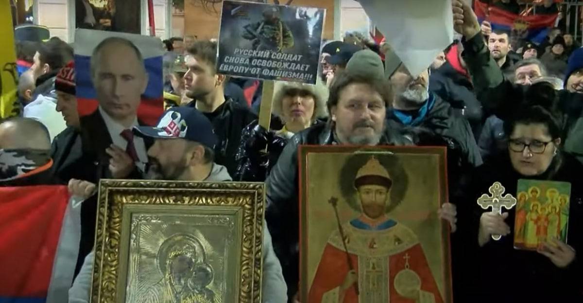 Сербы на многотысячном митинге выступили против НАТО и в поддержку России Сербы на многотысячном митинге выступили против НАТО и в поддержку России