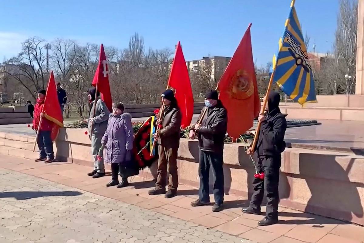 Красные флаги вернулись в Херсон: в городе прошел первый антифашистский митинг