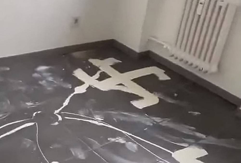 Украинские гастарбайтеры разрисовывают квартиры немцев свастикой