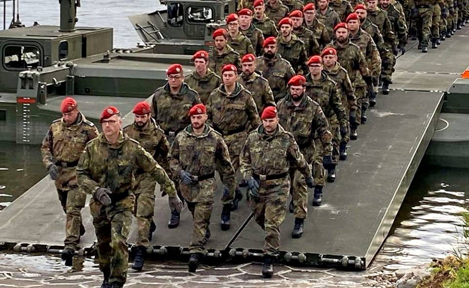 Британия возглавила стаю европейских гиен Британия возглавила стаю европейских гиен