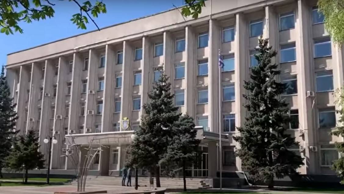 Со здания горисполкома в Херсоне сняли украинский флаг и «попутно» заменили мэра