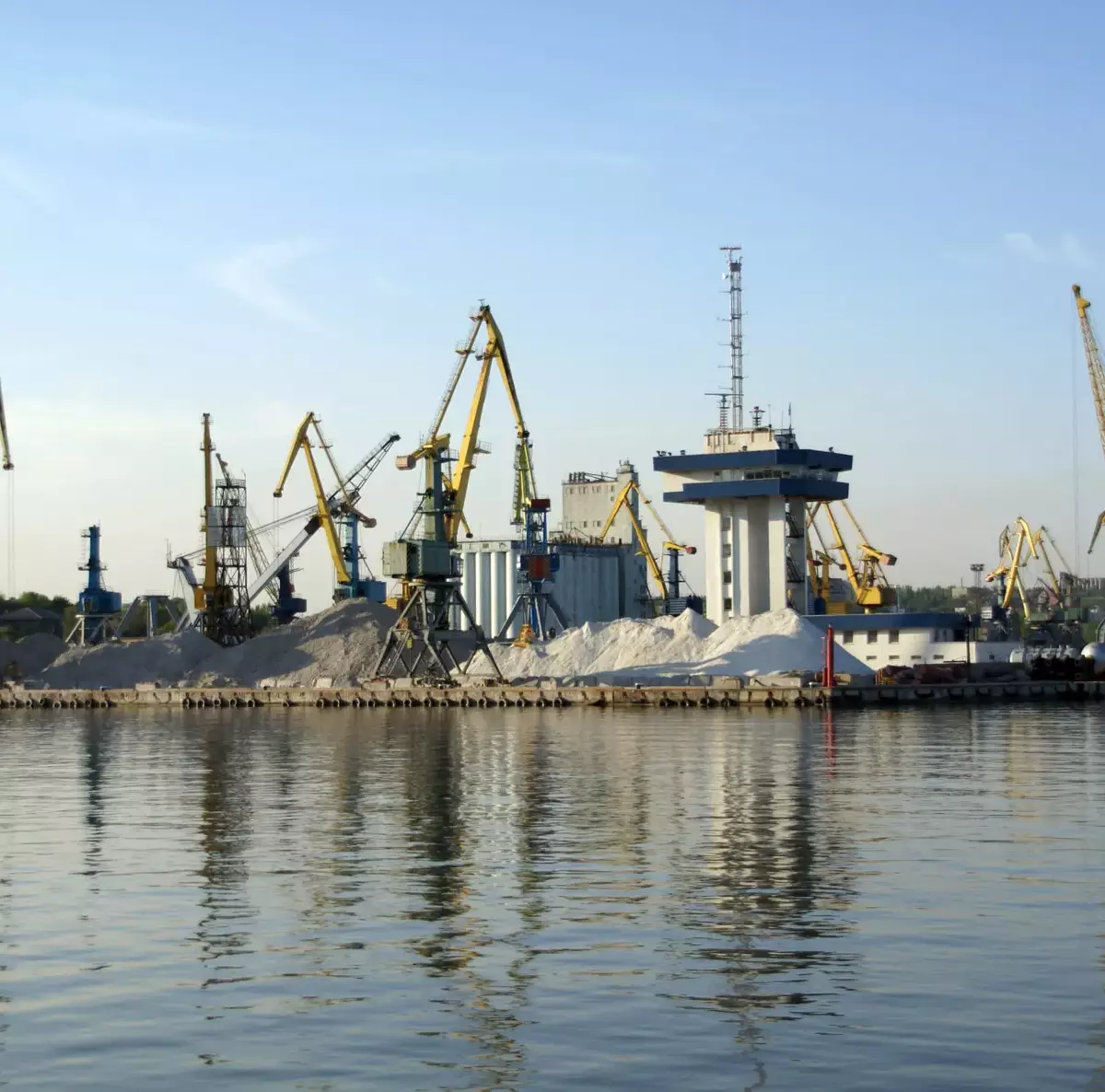 В Мариуполе приводят в порядок морской порт В Мариуполе приводят в порядок морской порт