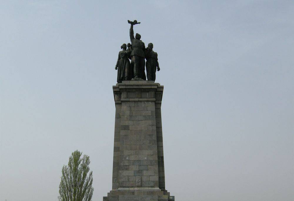 Болгары не дали людям с украинскими флагами осквернить советский памятник