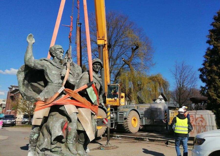 Европа охвачена русофобской горячкой, оскверняются памятники Красной армии
