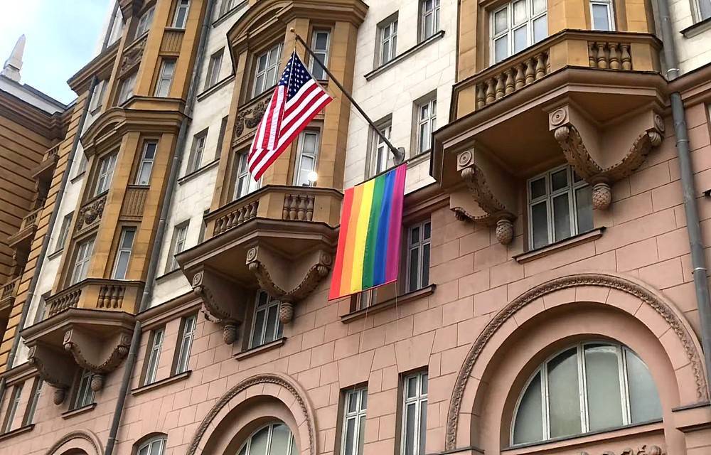 Международное сообщество ЛГБТ ввело санкции против РФ: гей-парады запрещены