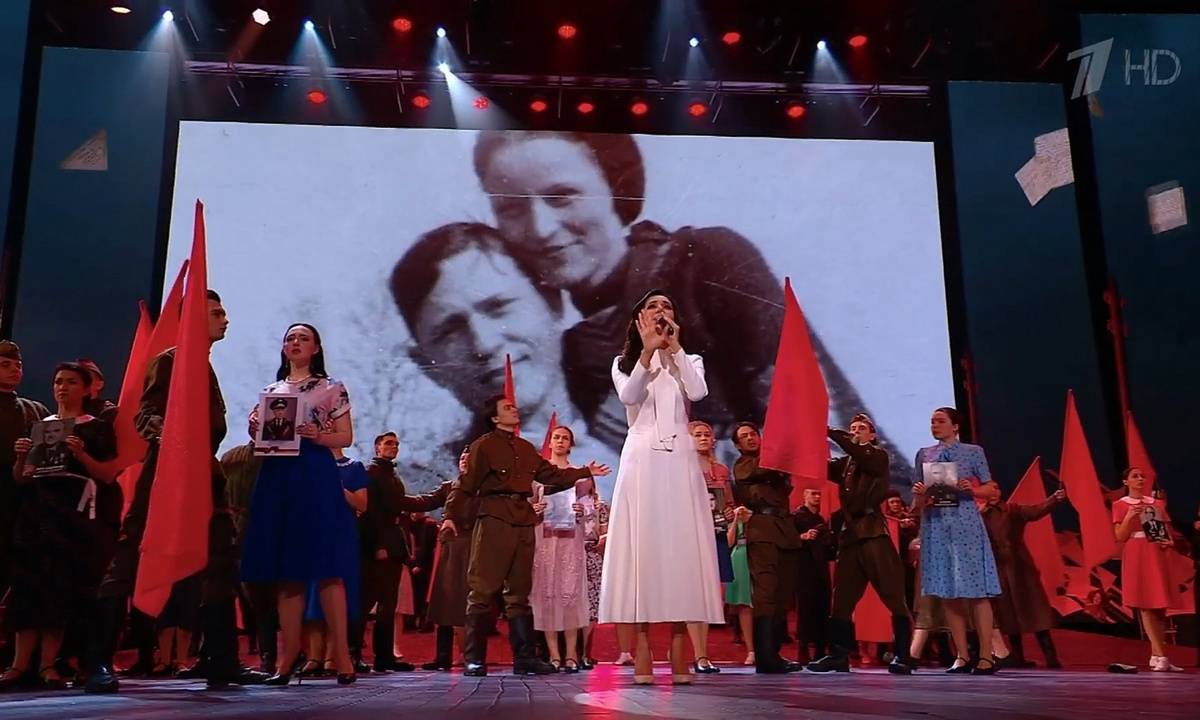 На концерте ко Дню Победы вместе с фронтовиками показали фото преступников