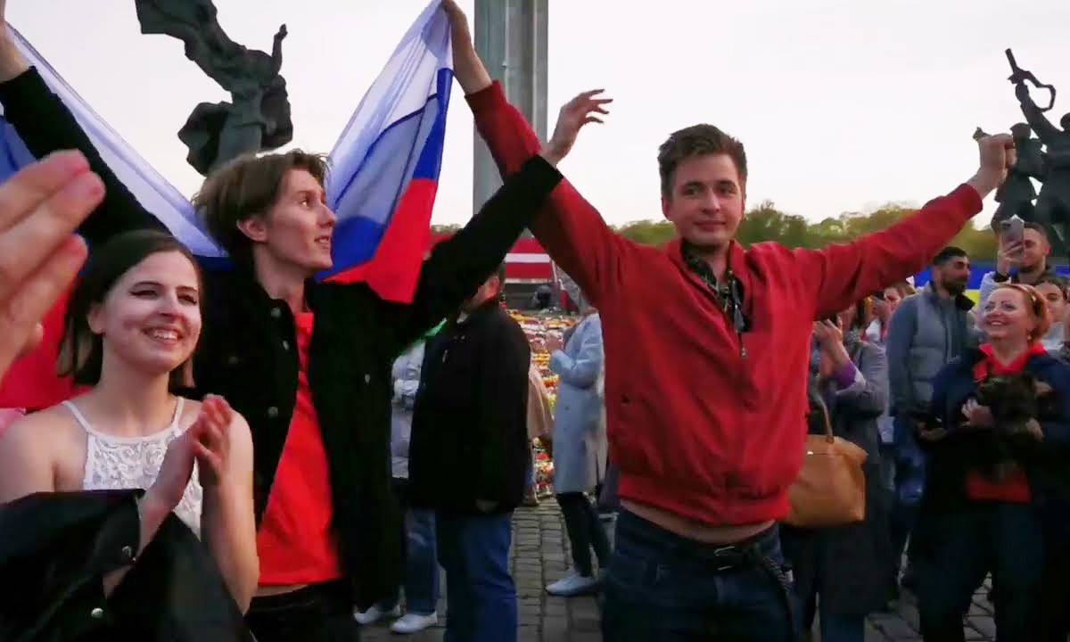 Александр Стефанов-Храбрый с флагом России в Риге стал символом протеста
