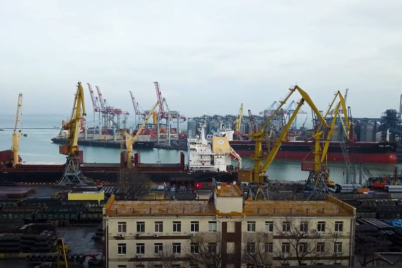 Турецкая пресса: Украина не выпускает иностранные суда из Одесского порта, используя их в качестве живого щита