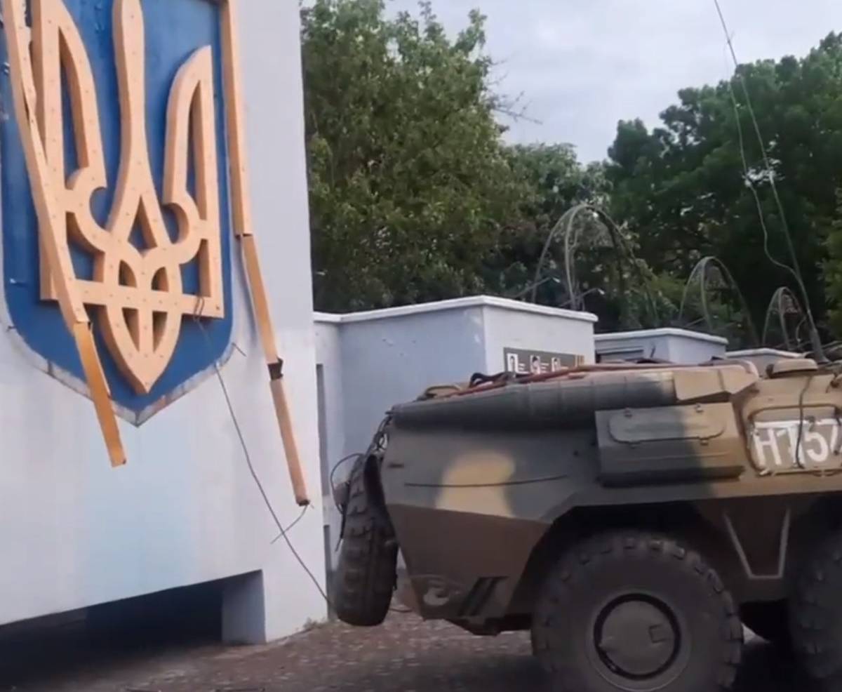 На освобожденных территориях продолжают срывать государственную символику Украины
