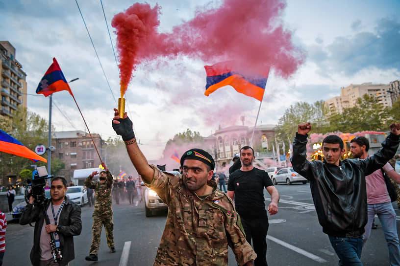 Долой фашизм и нацизм! Почему в Армении срывают флаги Украины