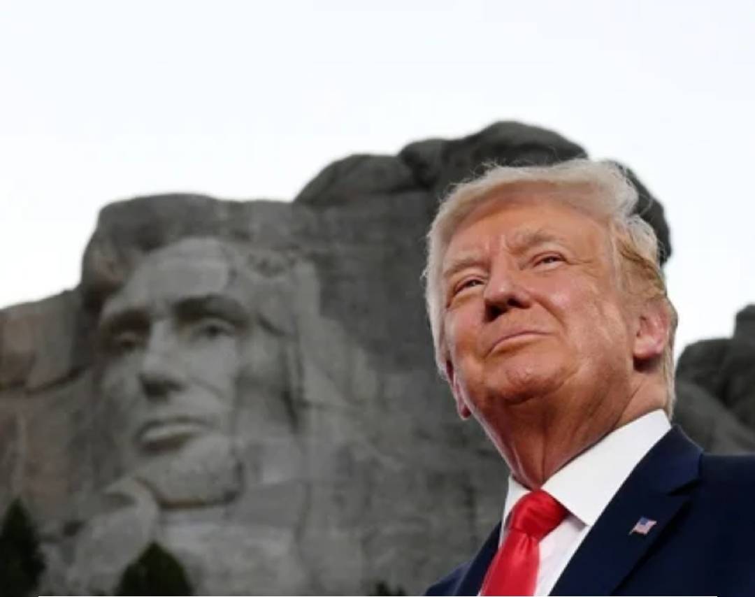 Дональд Трамп решил позировать на фоне барельефа Джорджа Вашингтона у горы Рашмор