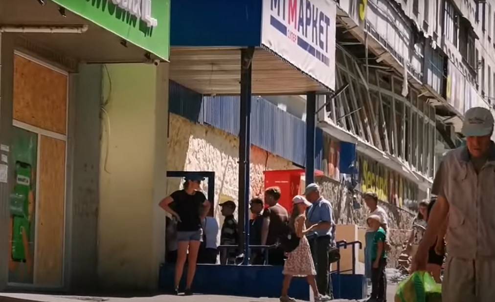 Видео из освобожденного Мариуполя: в город возвращается мирная жизнь