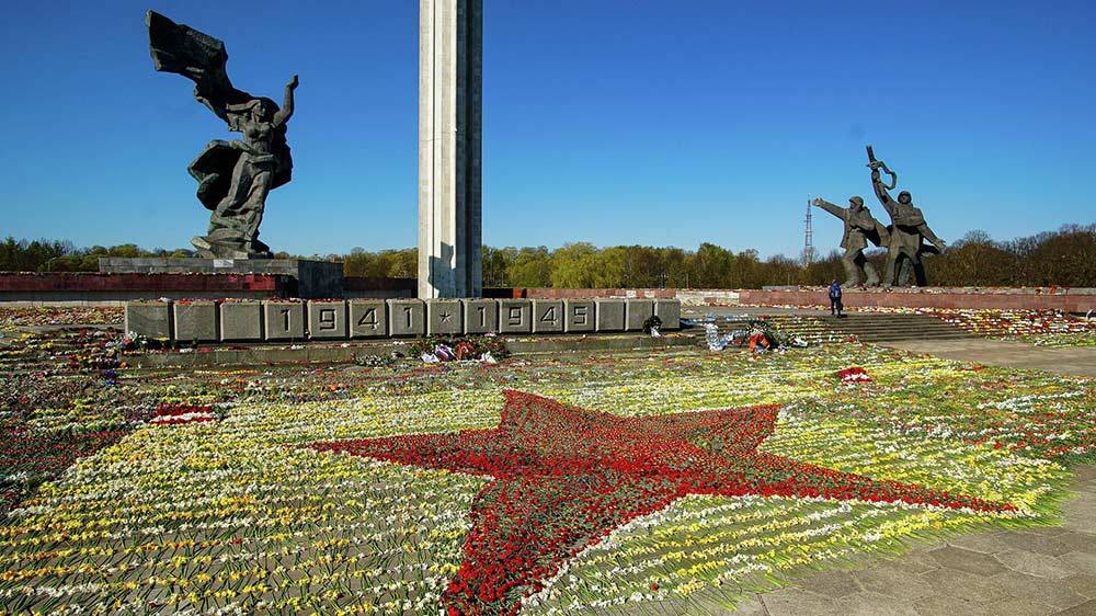 Монументы в память советских солдат в Латвии власти обрекли на снос