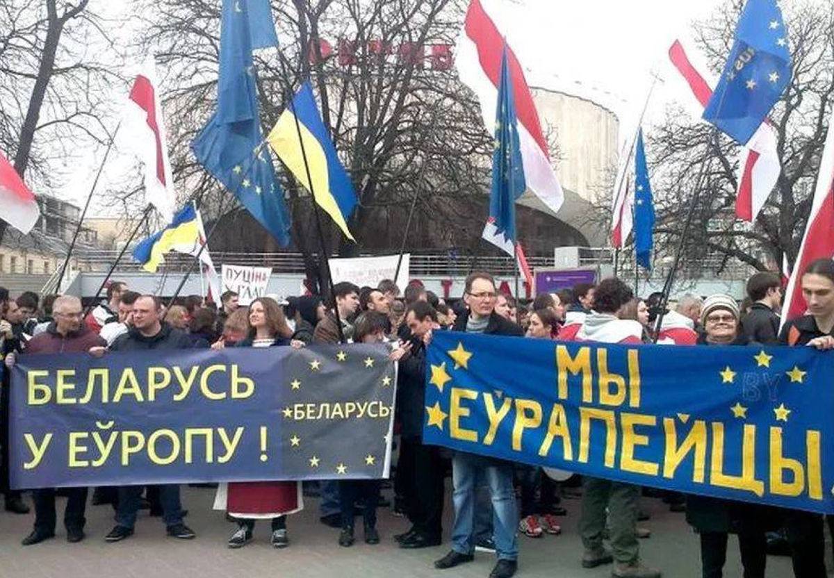 Белорусская оппозиция рвётся облизнуть кость, брошенную Украине Европой