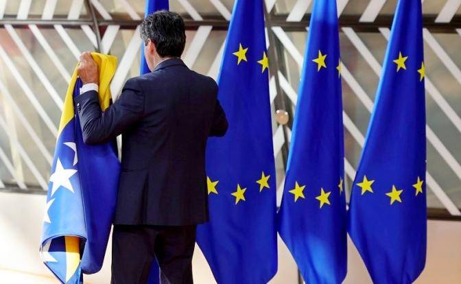 Заигрывая с Украиной, Евросоюз рискует своим существованием Заигрывая с Украиной, Евросоюз рискует своим существованием