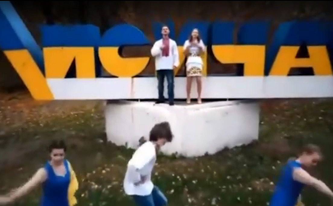 Жительница Лисичанска, которая пела песню о независимой Украине, теперь благодарит ВС РФ за освобождение Жительница Лисичанска, которая пела песню о независимой Украине, теперь благодарит ВС РФ за освобождение