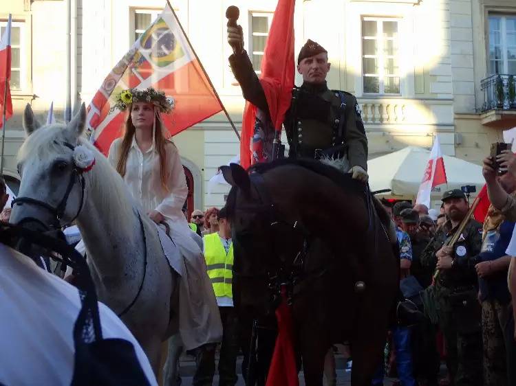 «Хватит кормить украинцев!» – польские националисты вышли на марш в Варшаве