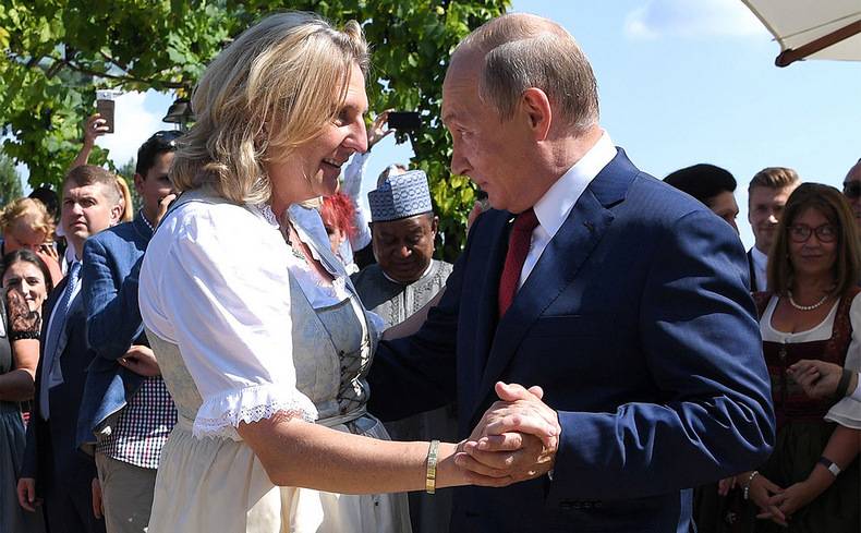 «Сжечь ведьму»: почему танцевавшей с Путиным экс-министру Кнайсль пришлось бежать «Сжечь ведьму»: почему танцевавшей с Путиным экс-министру Кнайсль пришлось бежать